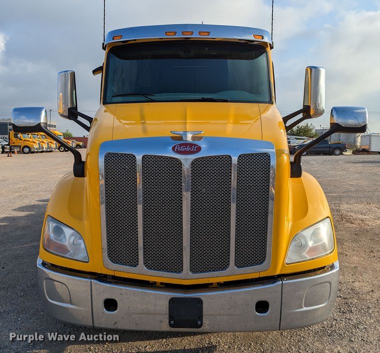image for item MN9971 2019 Peterbilt 579  semi truck
