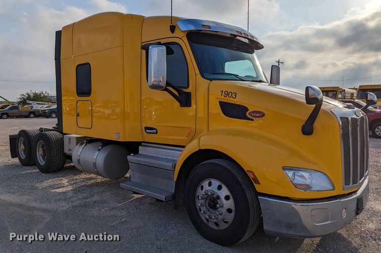 image for item MN9971 2019 Peterbilt 579  semi truck