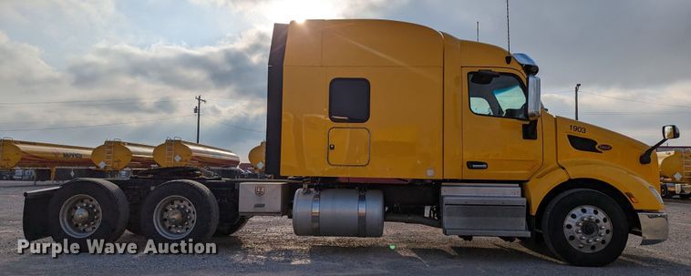 image for item MN9971 2019 Peterbilt 579  semi truck