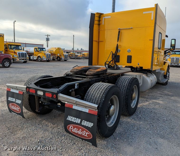 image for item MN9971 2019 Peterbilt 579  semi truck