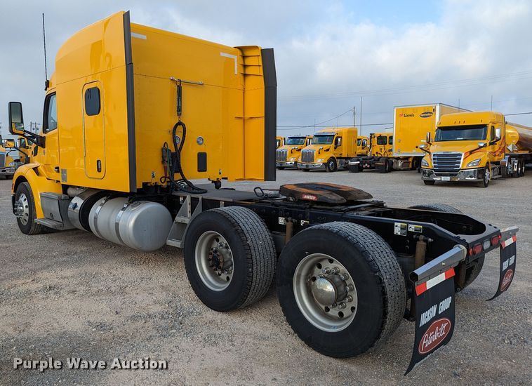 image for item MN9971 2019 Peterbilt 579  semi truck