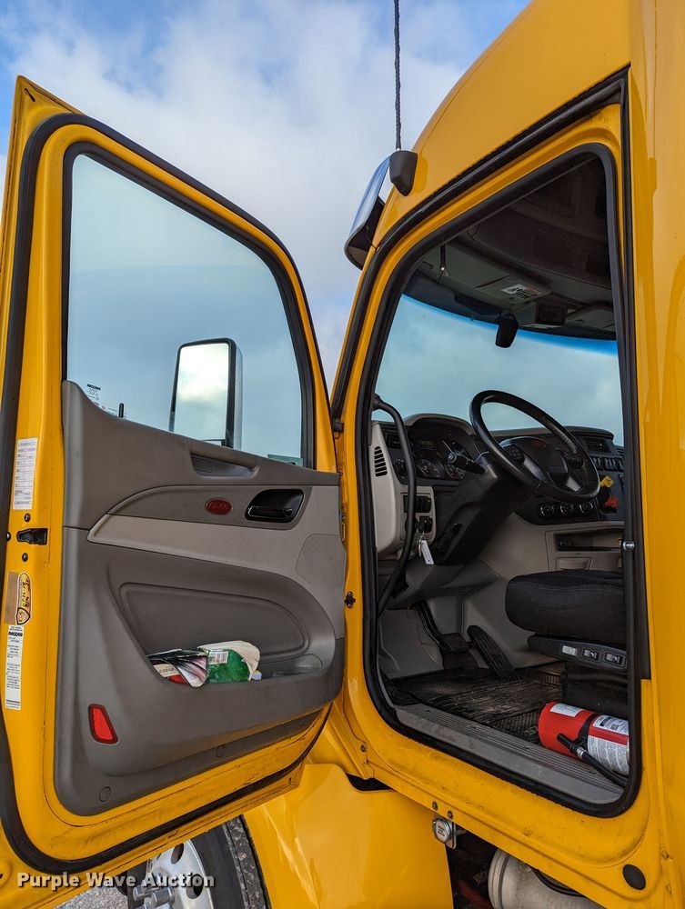 image for item MN9971 2019 Peterbilt 579  semi truck
