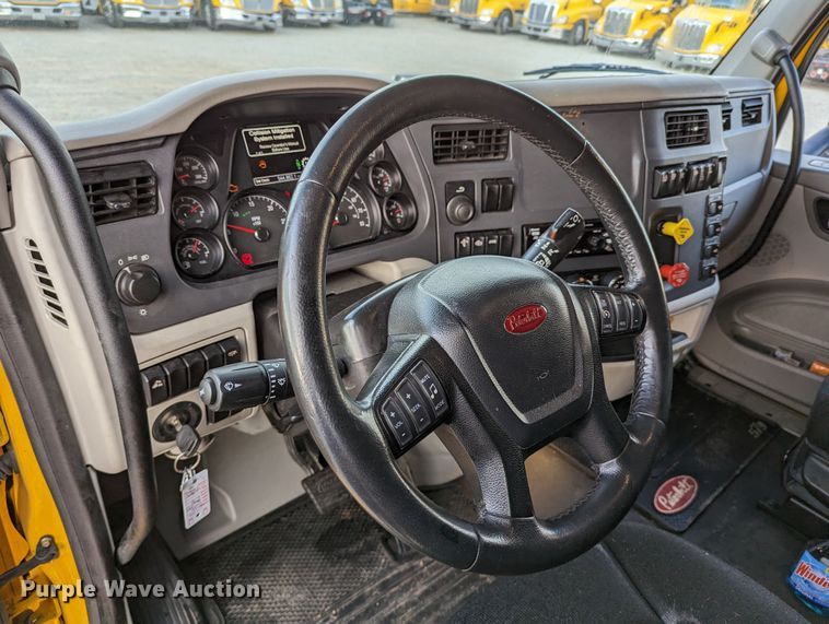 image for item MN9971 2019 Peterbilt 579  semi truck