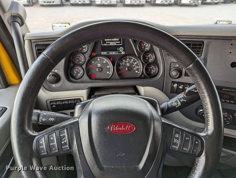 image for item MN9971 2019 Peterbilt 579  semi truck
