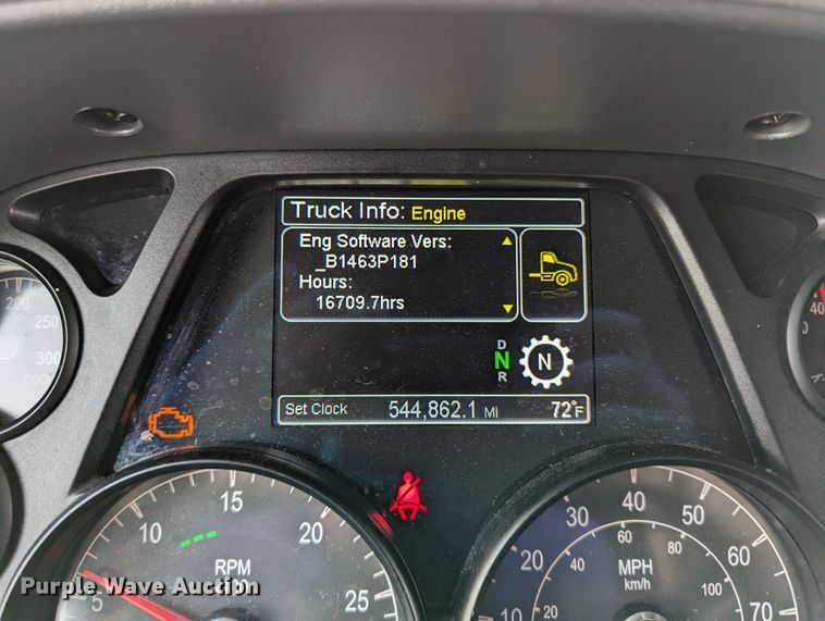 image for item MN9971 2019 Peterbilt 579  semi truck