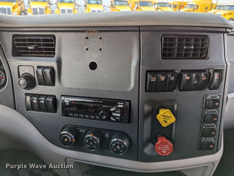 image for item MN9971 2019 Peterbilt 579  semi truck