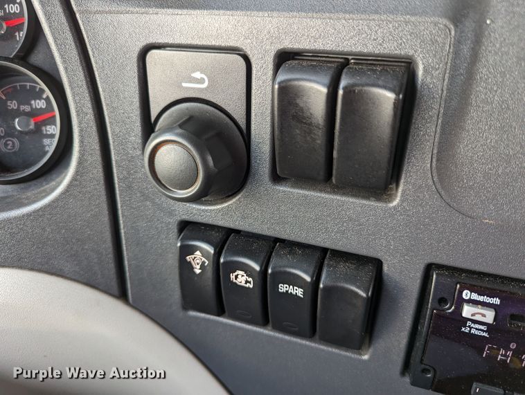 image for item MN9971 2019 Peterbilt 579  semi truck