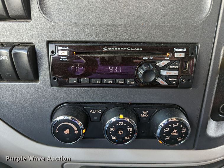 image for item MN9971 2019 Peterbilt 579  semi truck