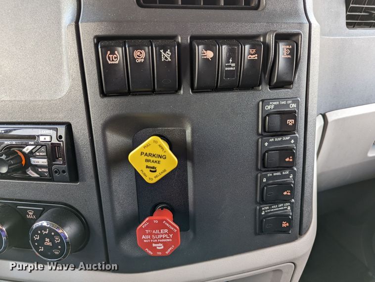 image for item MN9971 2019 Peterbilt 579  semi truck