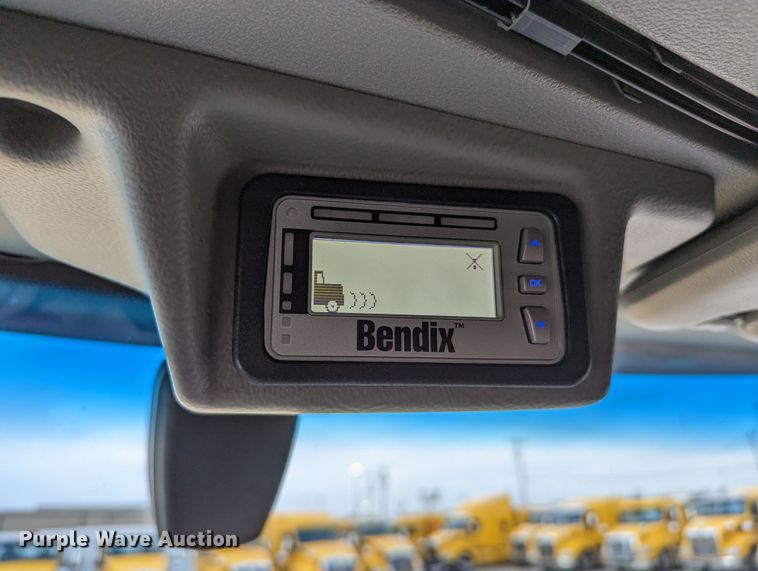 image for item MN9971 2019 Peterbilt 579  semi truck