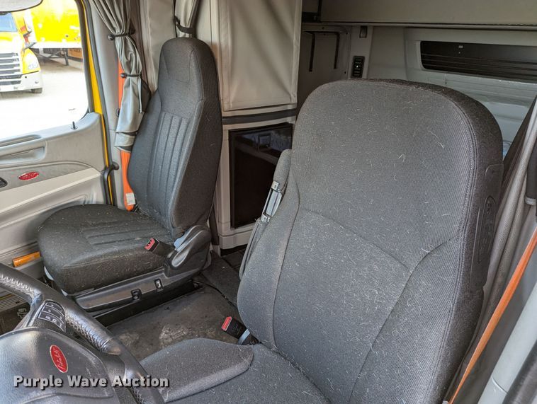 image for item MN9971 2019 Peterbilt 579  semi truck