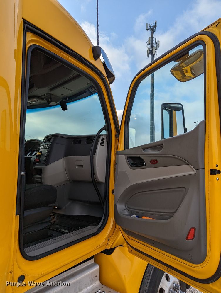 image for item MN9971 2019 Peterbilt 579  semi truck