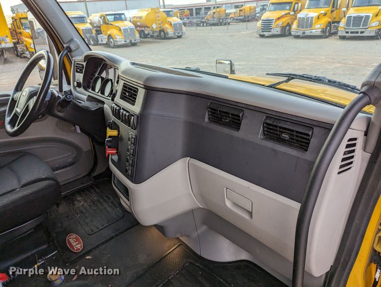 image for item MN9971 2019 Peterbilt 579  semi truck