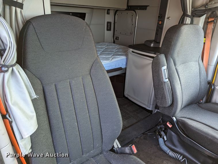 image for item MN9971 2019 Peterbilt 579  semi truck