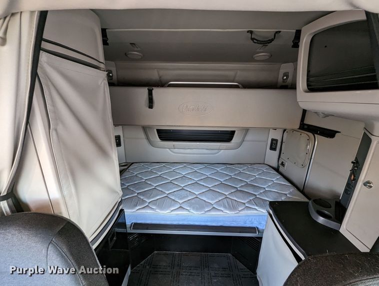 image for item MN9971 2019 Peterbilt 579  semi truck