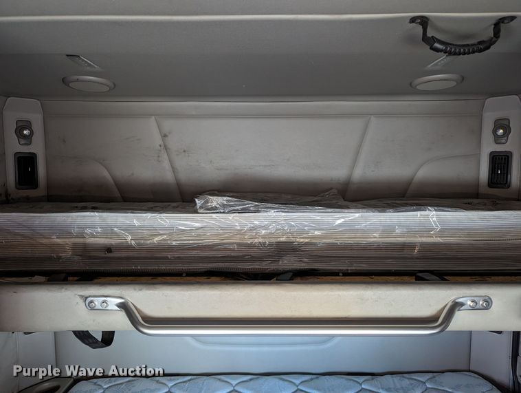 image for item MN9971 2019 Peterbilt 579  semi truck