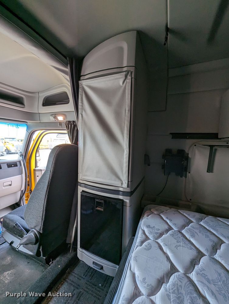 image for item MN9971 2019 Peterbilt 579  semi truck