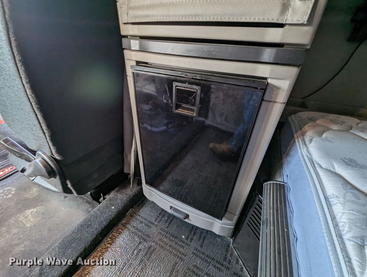 image for item MN9971 2019 Peterbilt 579  semi truck