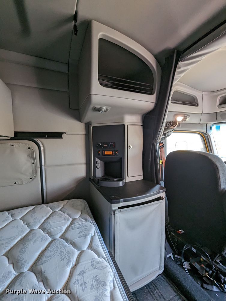 image for item MN9971 2019 Peterbilt 579  semi truck