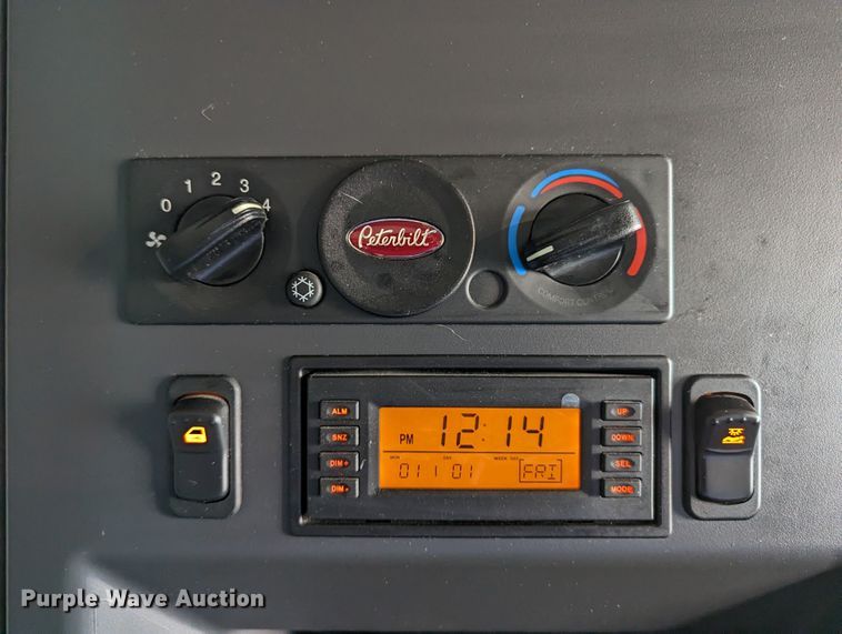 image for item MN9971 2019 Peterbilt 579  semi truck