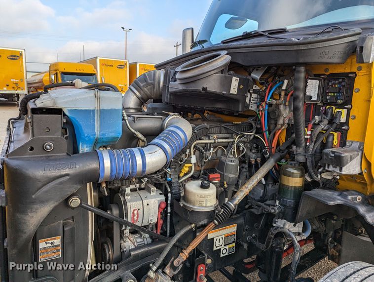 image for item MN9971 2019 Peterbilt 579  semi truck