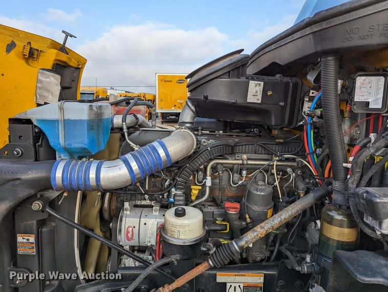 image for item MN9971 2019 Peterbilt 579  semi truck