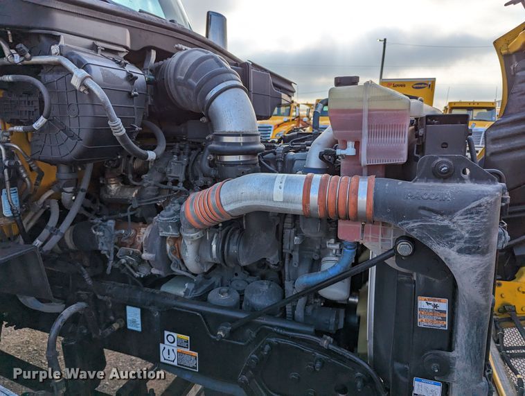 image for item MN9971 2019 Peterbilt 579  semi truck