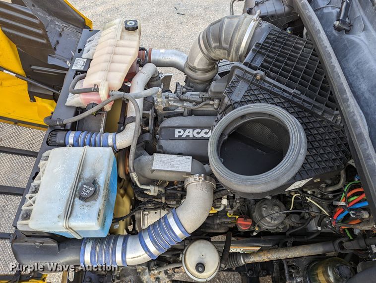 image for item MN9971 2019 Peterbilt 579  semi truck