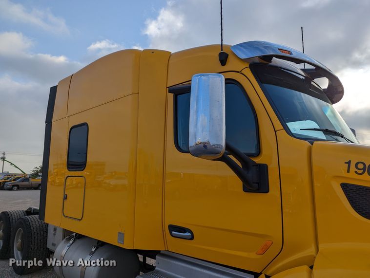 image for item MN9971 2019 Peterbilt 579  semi truck