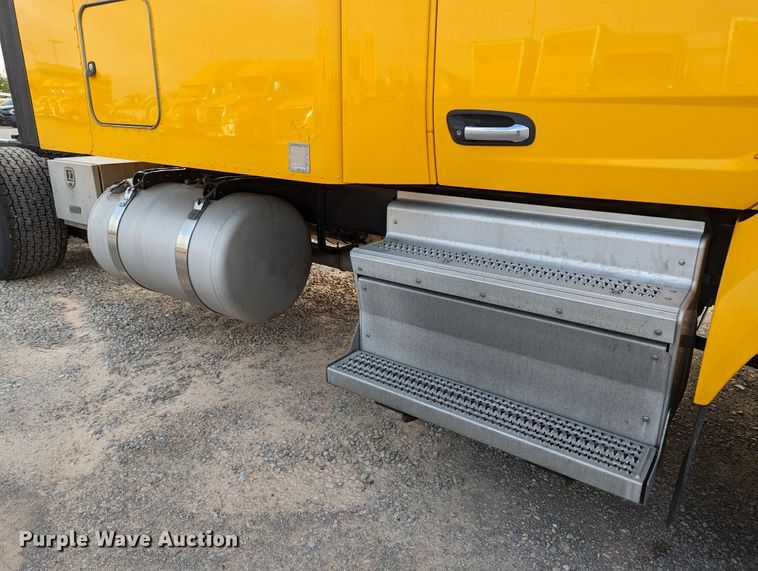 image for item MN9971 2019 Peterbilt 579  semi truck