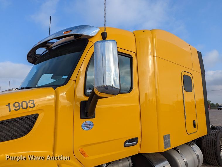 image for item MN9971 2019 Peterbilt 579  semi truck