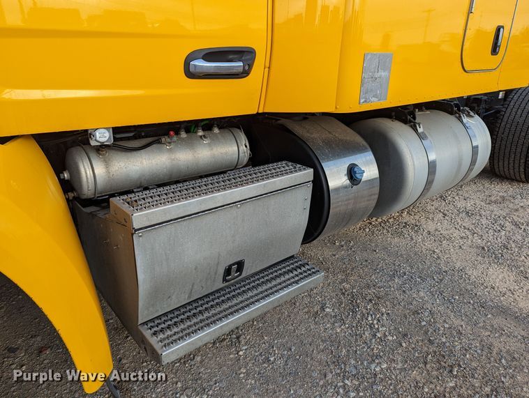 image for item MN9971 2019 Peterbilt 579  semi truck