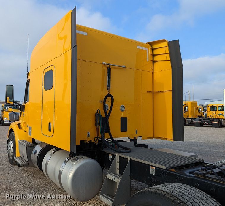 image for item MN9971 2019 Peterbilt 579  semi truck
