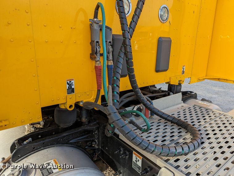 image for item MN9971 2019 Peterbilt 579  semi truck