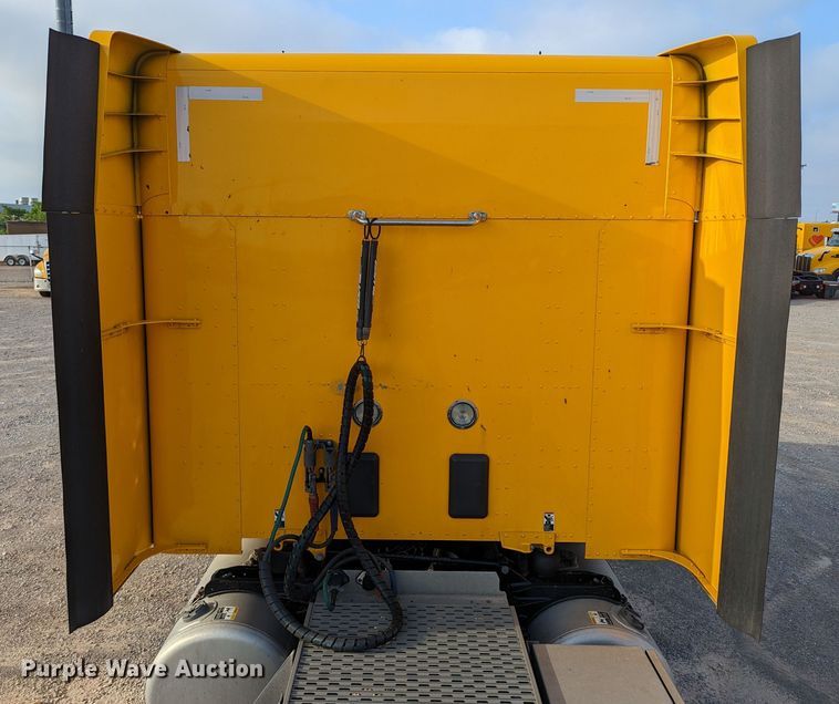 image for item MN9971 2019 Peterbilt 579  semi truck