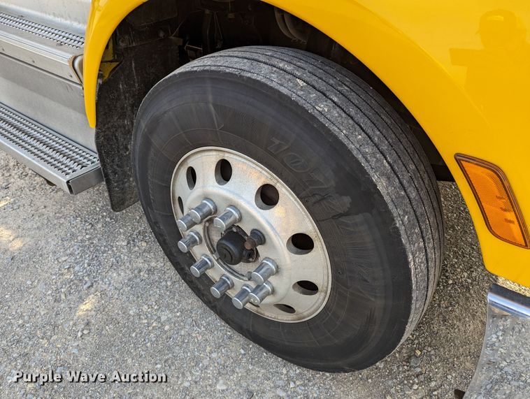 image for item MN9971 2019 Peterbilt 579  semi truck