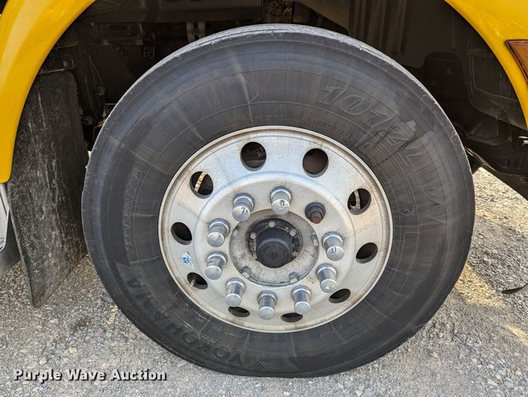 image for item MN9971 2019 Peterbilt 579  semi truck