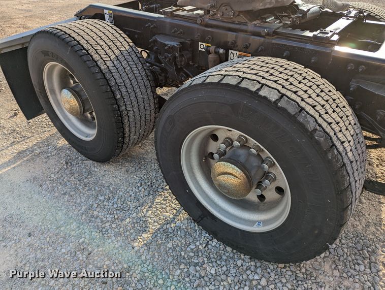 image for item MN9971 2019 Peterbilt 579  semi truck