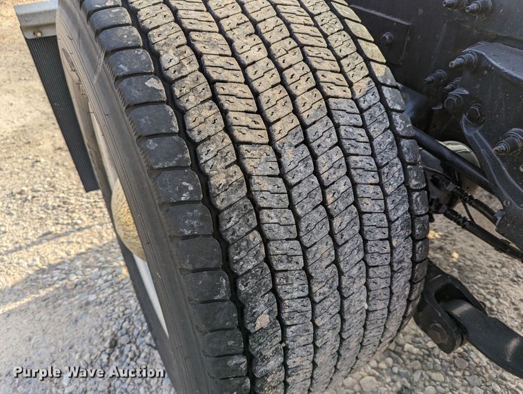 image for item MN9971 2019 Peterbilt 579  semi truck