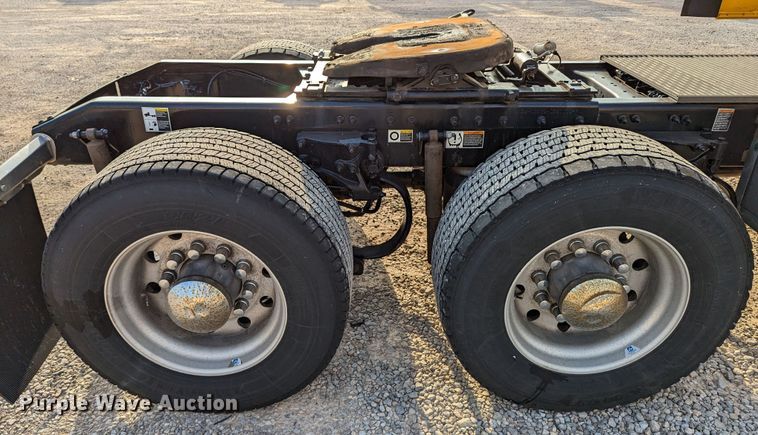 image for item MN9971 2019 Peterbilt 579  semi truck