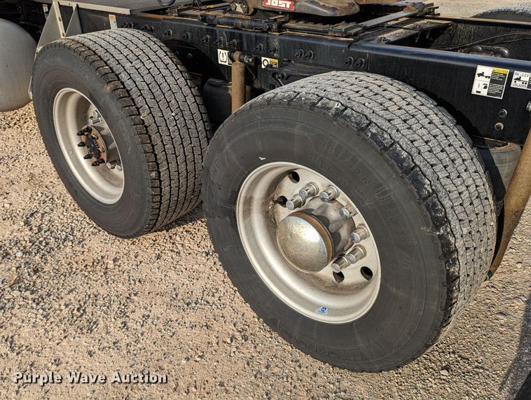 image for item MN9971 2019 Peterbilt 579  semi truck