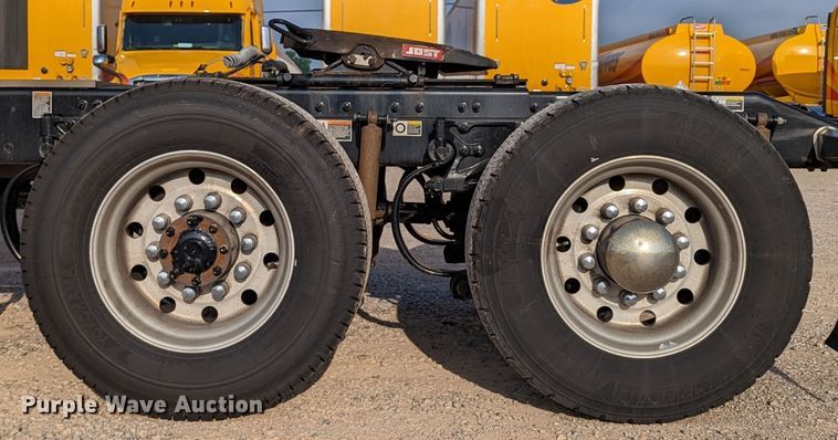 image for item MN9971 2019 Peterbilt 579  semi truck