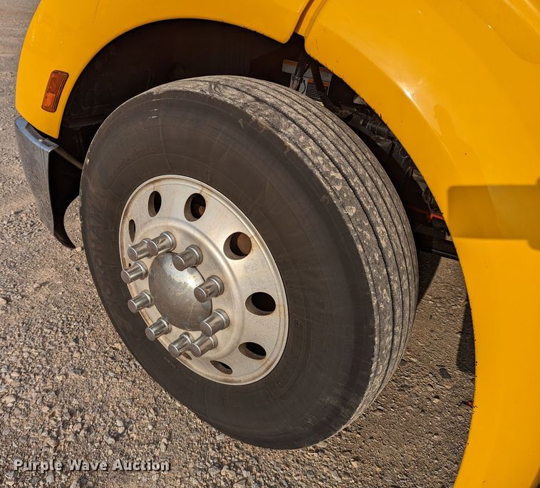 image for item MN9971 2019 Peterbilt 579  semi truck