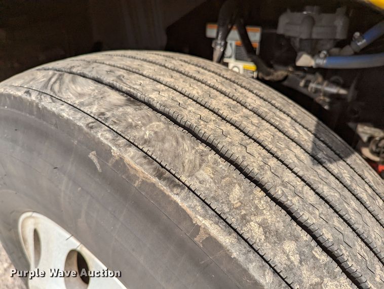 image for item MN9971 2019 Peterbilt 579  semi truck