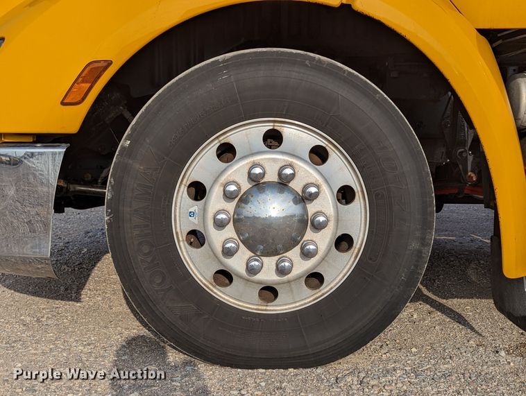 image for item MN9971 2019 Peterbilt 579  semi truck