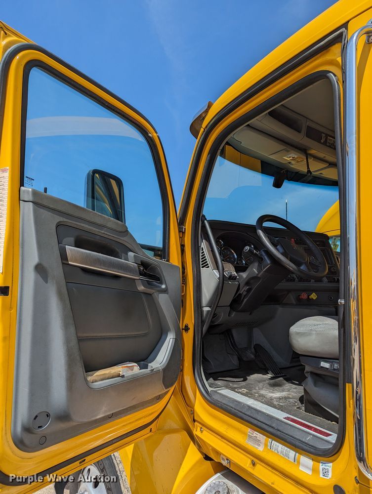 image for item MN9972 2019 Kenworth T680  semi truck