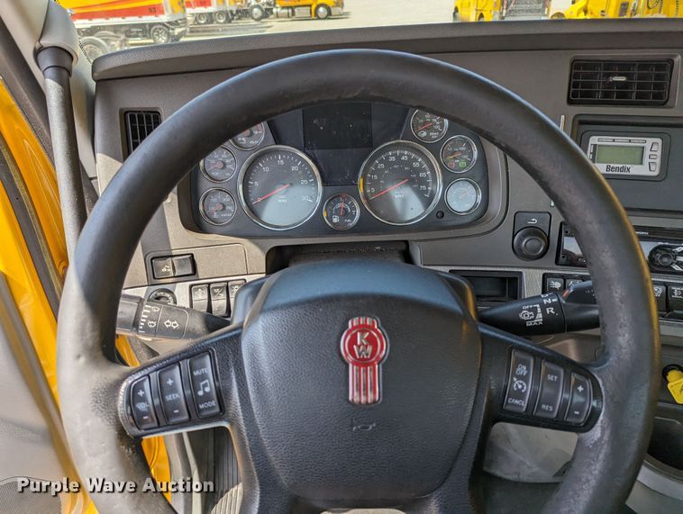 image for item MN9972 2019 Kenworth T680  semi truck