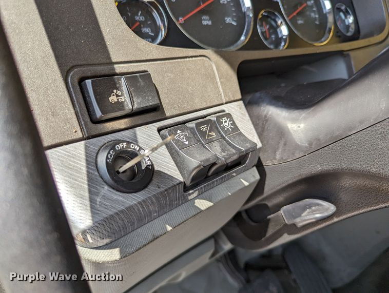 image for item MN9972 2019 Kenworth T680  semi truck