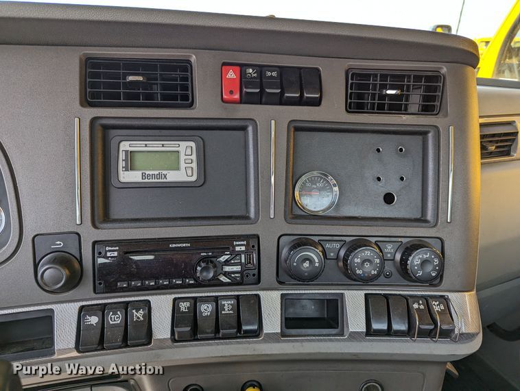 image for item MN9972 2019 Kenworth T680  semi truck