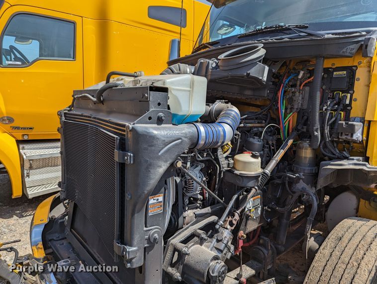 image for item MN9972 2019 Kenworth T680  semi truck